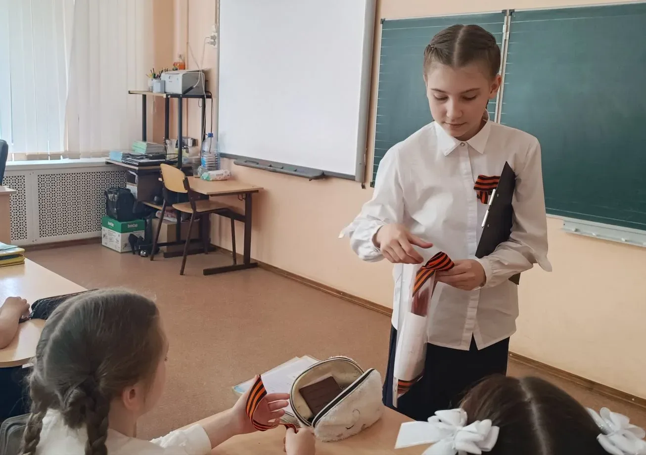 Сегодня ребята из старших классов провели для младшеклассников акцию «Георгиевская ленточка». Это бы