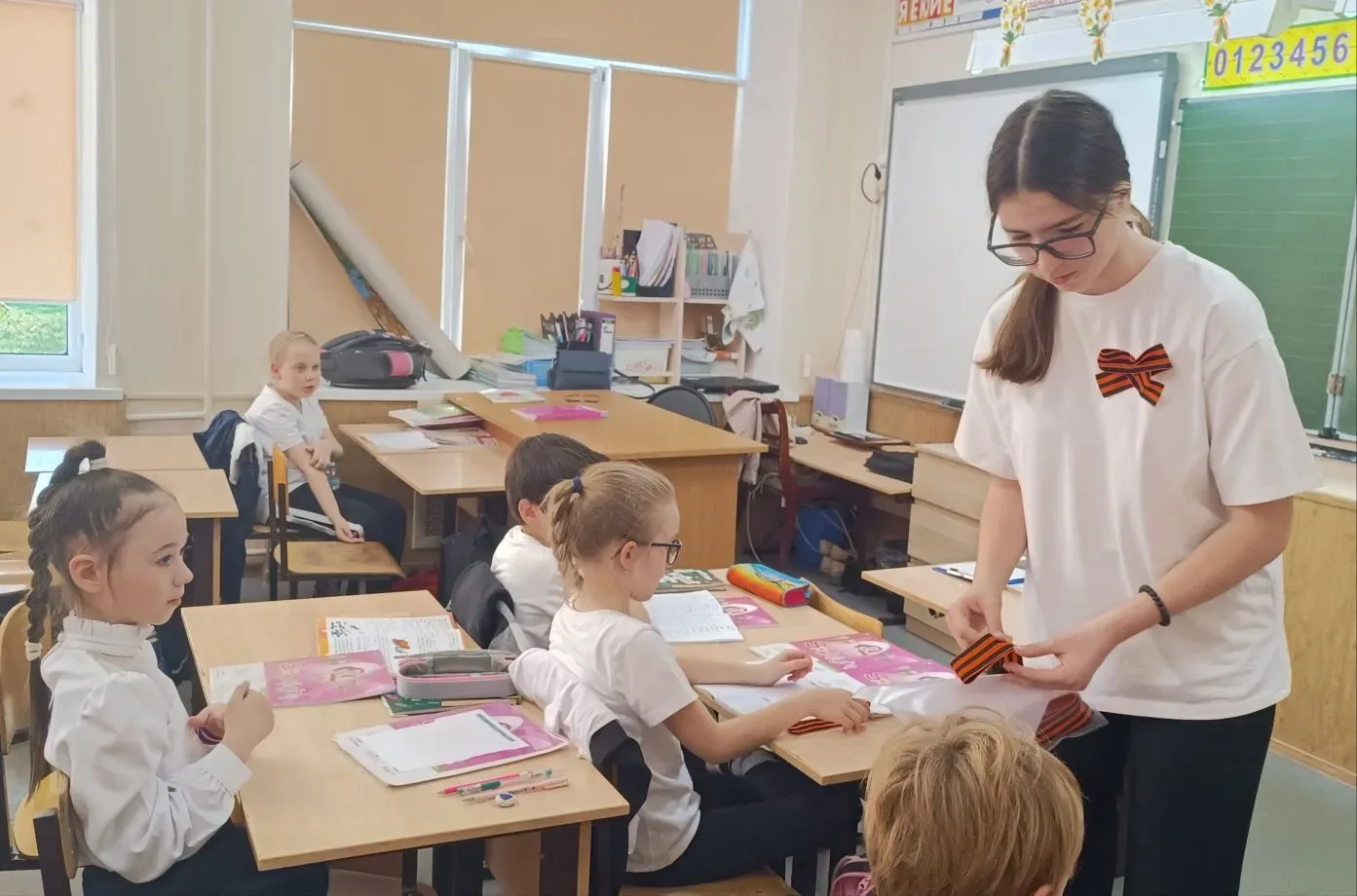 Сегодня ребята из старших классов провели для младшеклассников акцию «Георгиевская ленточка». Это бы