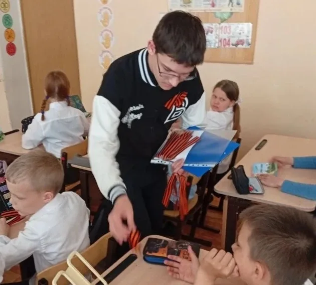 Сегодня ребята из старших классов провели для младшеклассников акцию «Георгиевская ленточка». Это бы