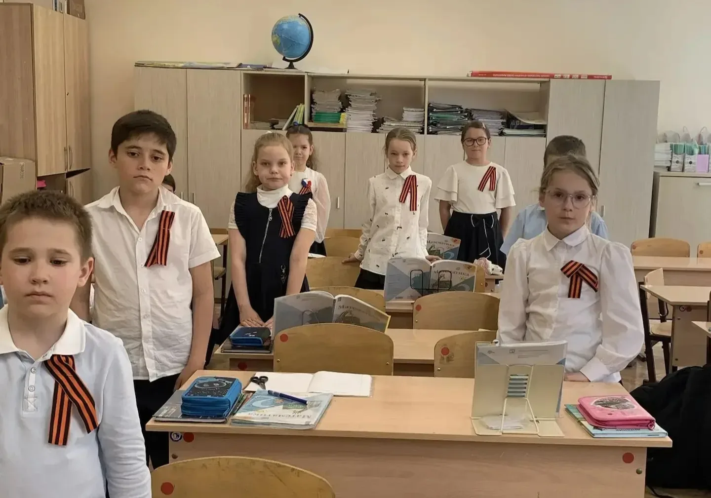 Сегодня ребята из старших классов провели для младшеклассников акцию «Георгиевская ленточка». Это бы
