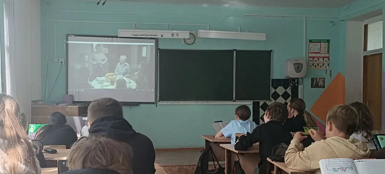 В преддверии Международного дня семьи в 5А классе прошёл классный час «Традиции моей семьи». 🎬 В рам
