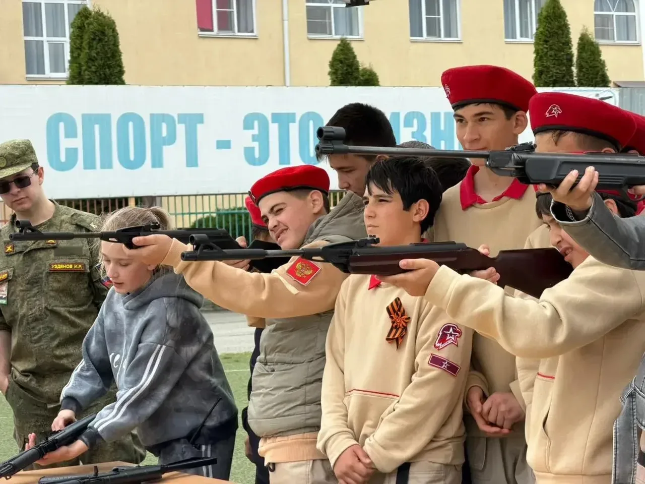 19 мая наш юнармейский отряд из 7‑а класса с гордостью участвовал в военно‑патриотическом марафоне «