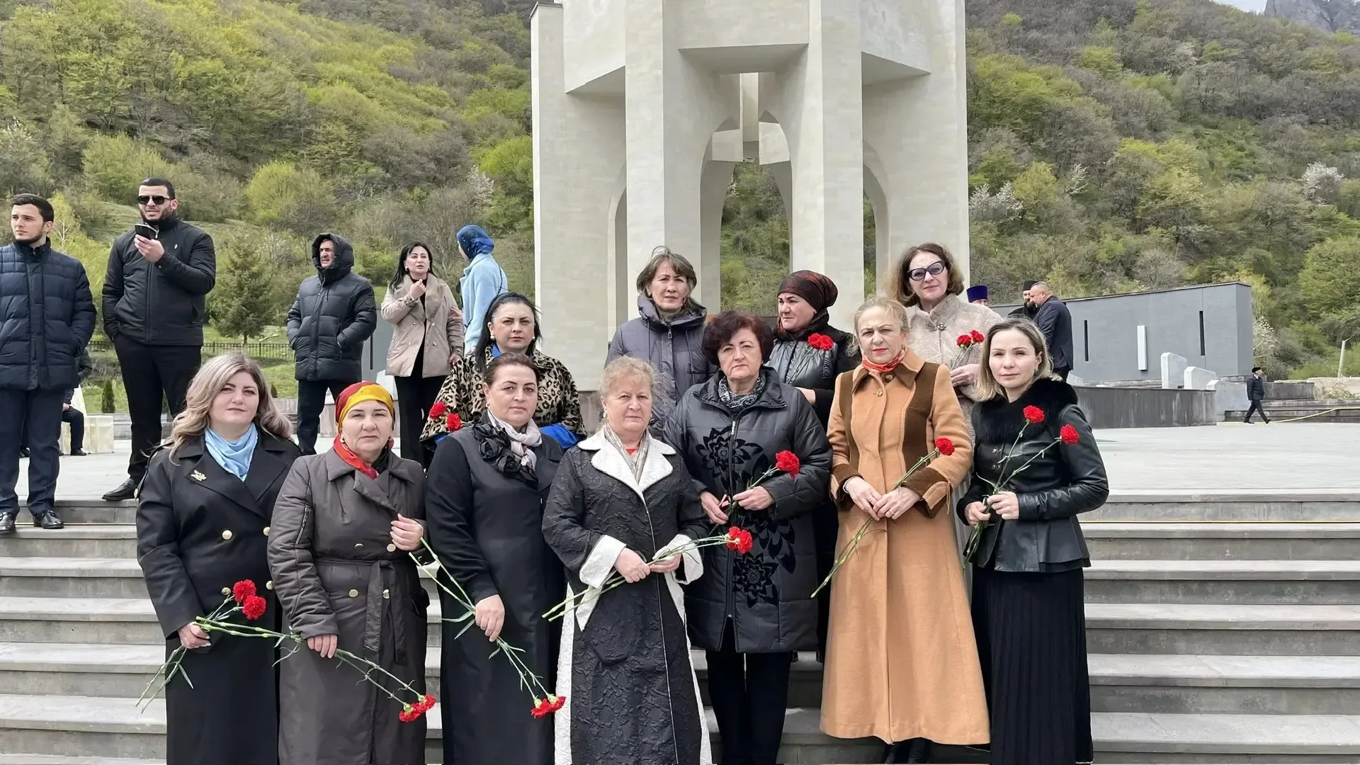 Сегодня педагогический коллектив лицея в Карачаевске у Мемориала жертвам депортации карачаевского на