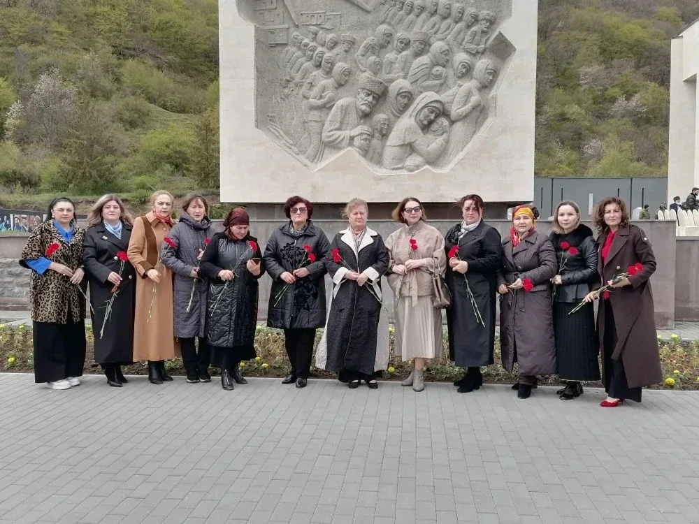 Сегодня педагогический коллектив лицея в Карачаевске у Мемориала жертвам депортации карачаевского на