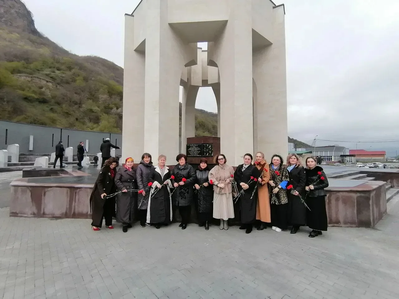 Сегодня педагогический коллектив лицея в Карачаевске у Мемориала жертвам депортации карачаевского на