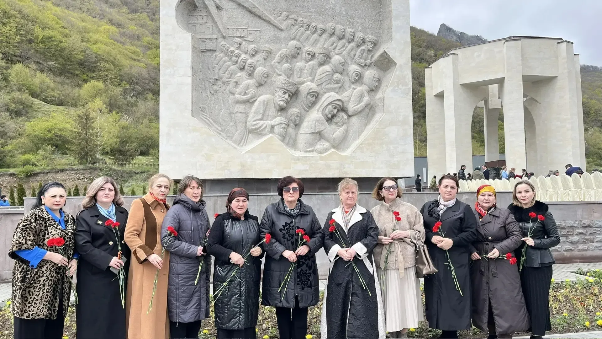 Сегодня педагогический коллектив лицея в Карачаевске у Мемориала жертвам депортации карачаевского на