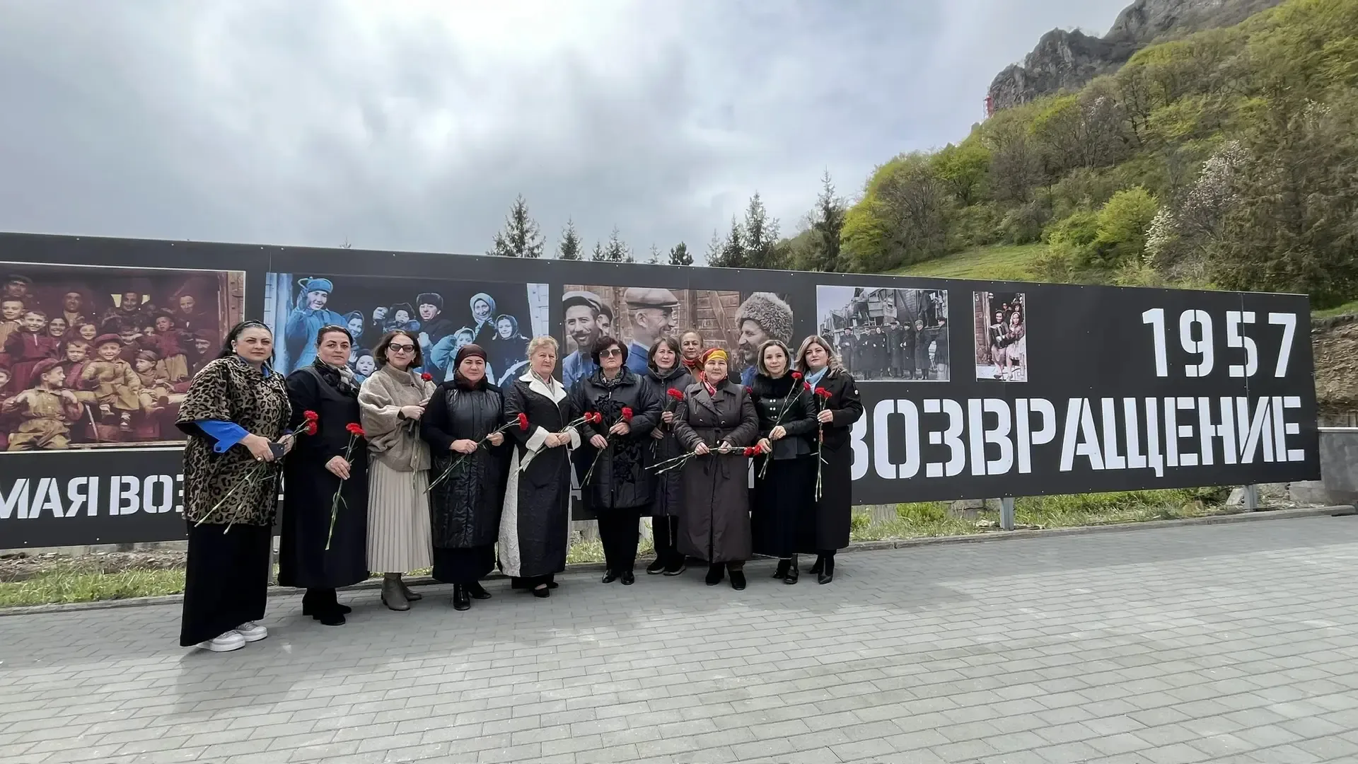 Сегодня педагогический коллектив лицея в Карачаевске у Мемориала жертвам депортации карачаевского на