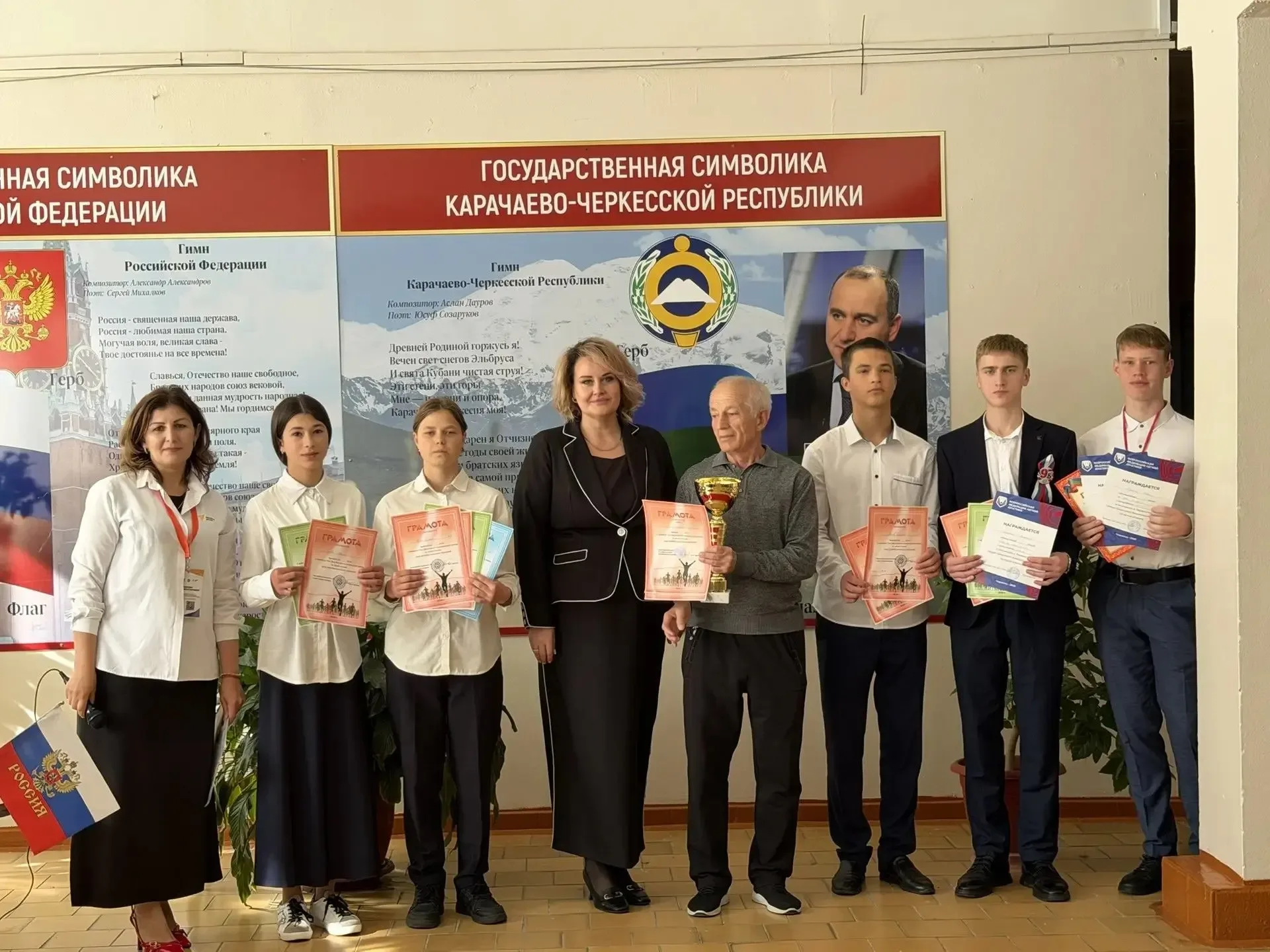 Понедельник в лицее: флаг, гимн, важный разговор 🇷🇺 Каждую новую учебную неделю в Лицее №1 мы начина