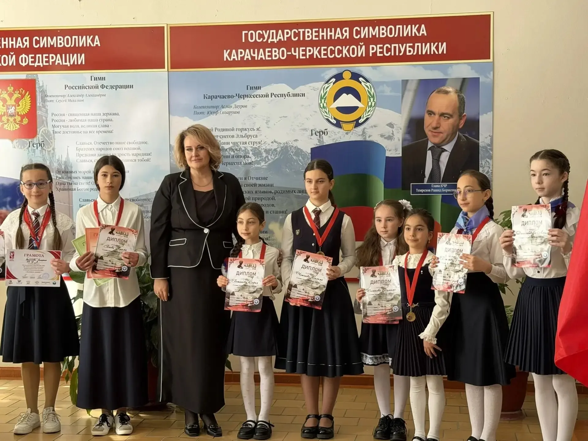 Понедельник в лицее: флаг, гимн, важный разговор 🇷🇺 Каждую новую учебную неделю в Лицее №1 мы начина