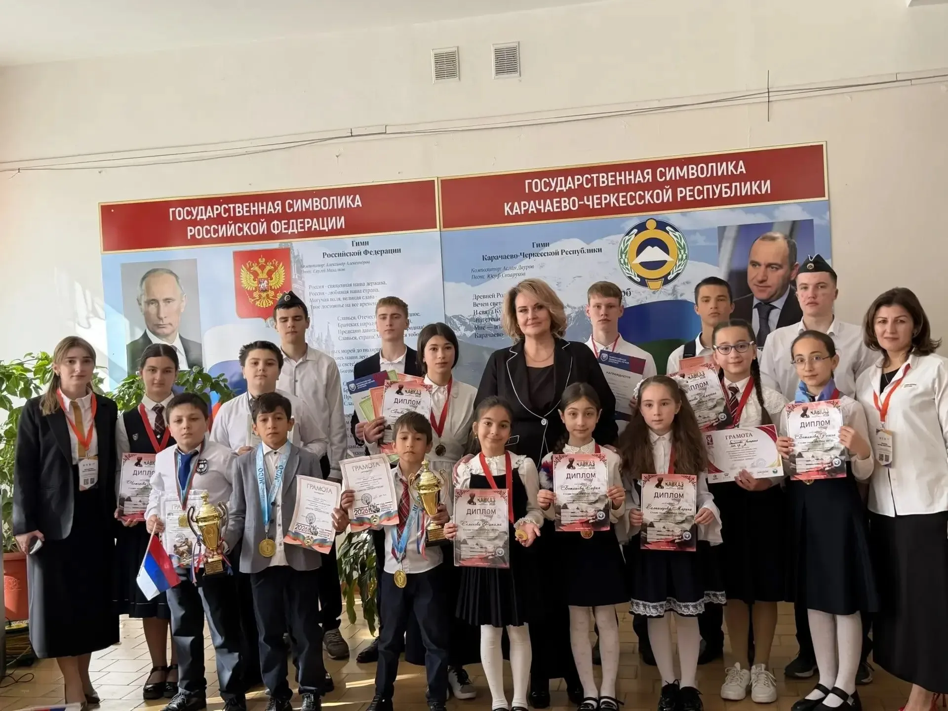Понедельник в лицее: флаг, гимн, важный разговор 🇷🇺 Каждую новую учебную неделю в Лицее №1 мы начина