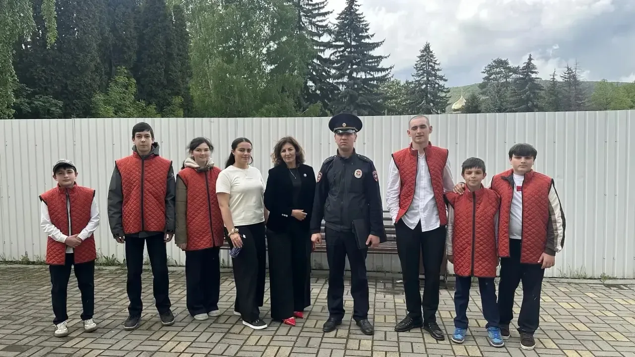 В рамках антинаркотического месячника рабочая группа и волонтеры Лицея №1 совместно с младшим лейтен