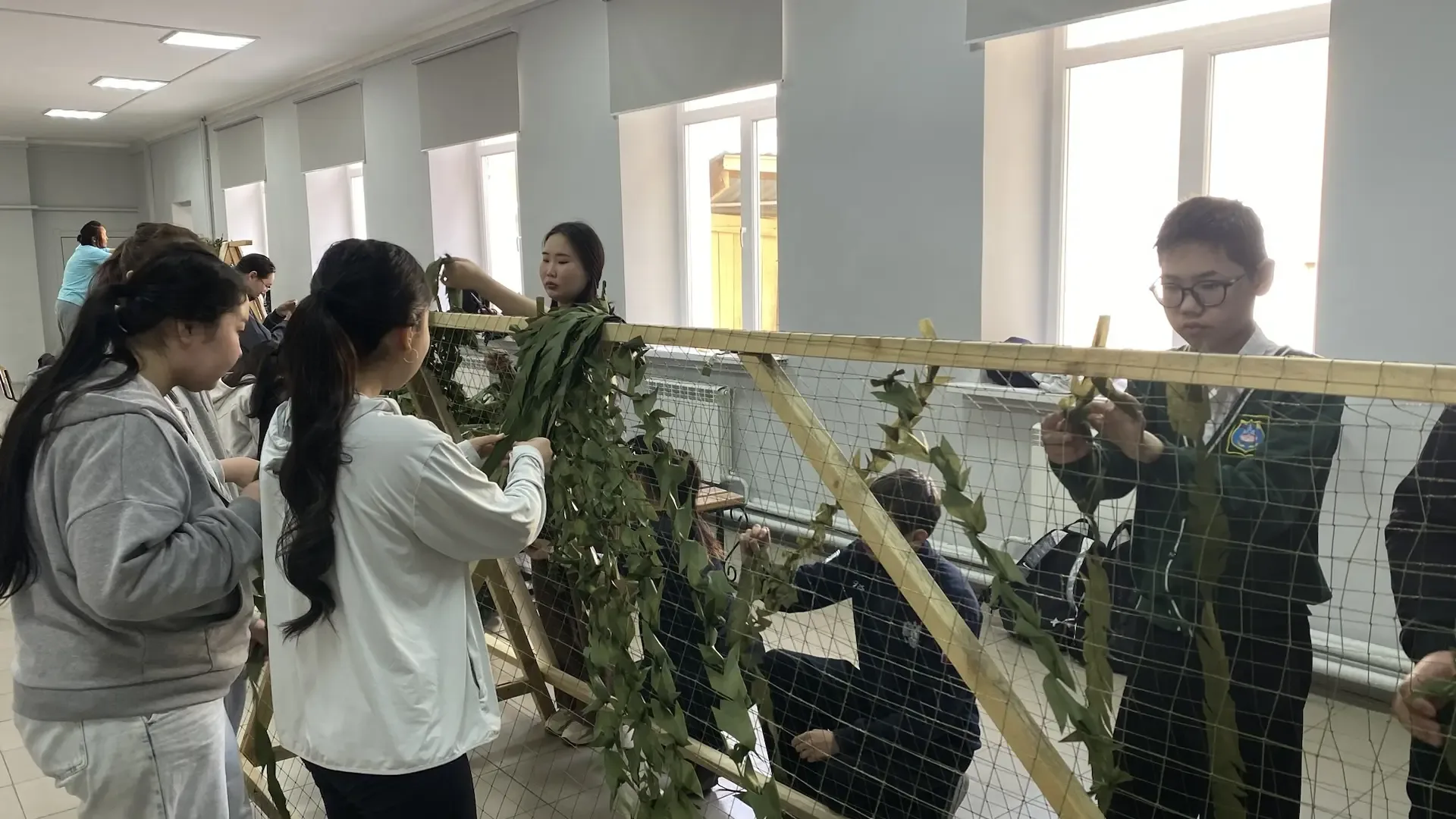 Сегодня в нашей школе царит по-настоящему тёплая атмосфера: коллектив и ученики вместе занялись плет