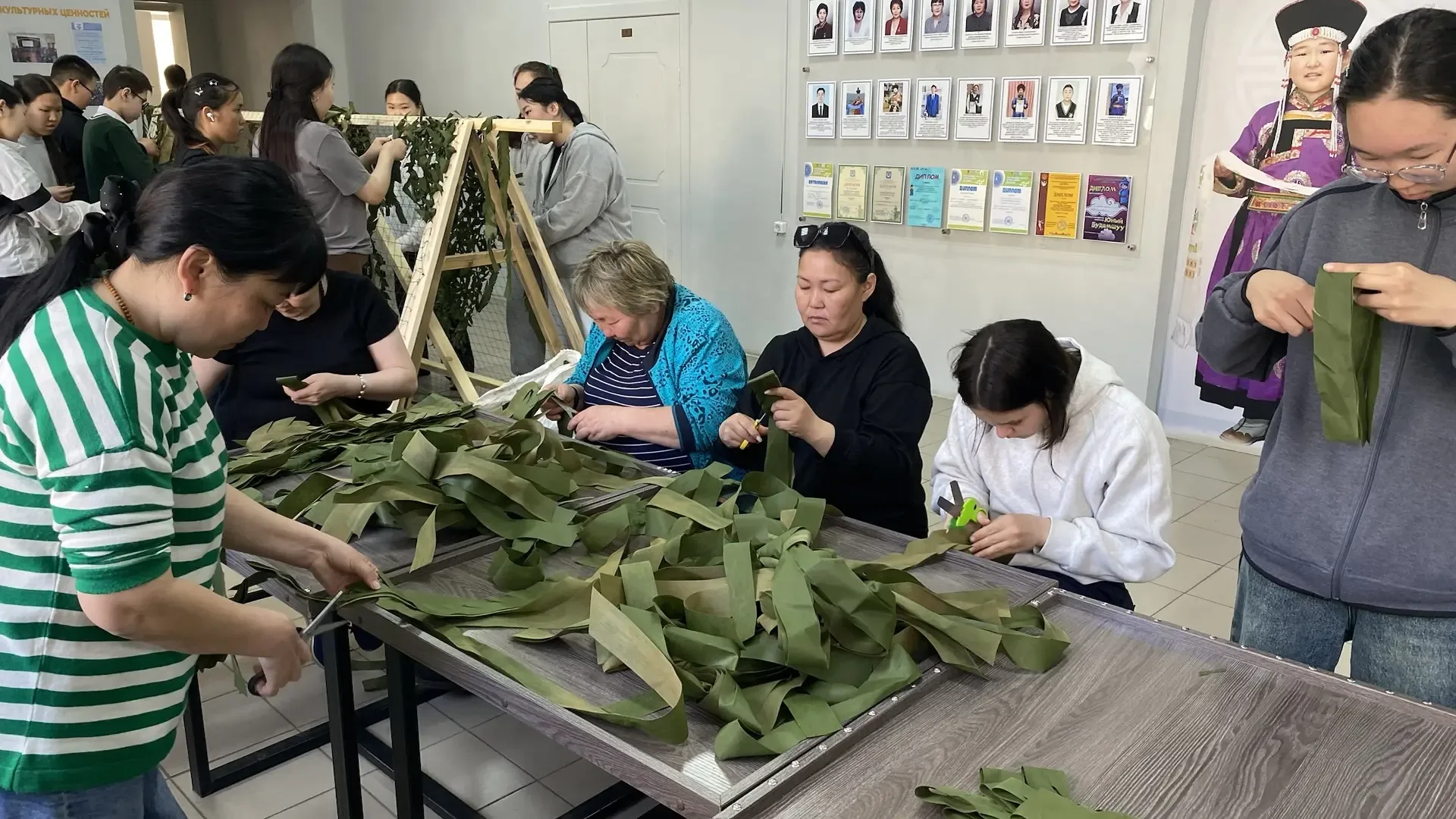 Сегодня в нашей школе царит по-настоящему тёплая атмосфера: коллектив и ученики вместе занялись плет