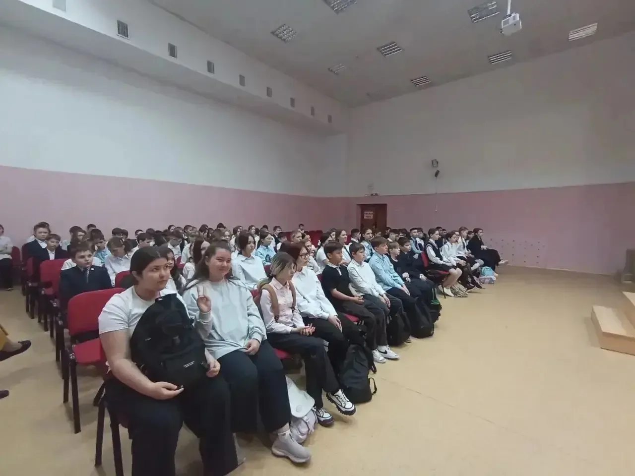 18 мая в МАОУ «Школа №27 с УИОП» прошла традиционная торжественная церемония поднятия государственны