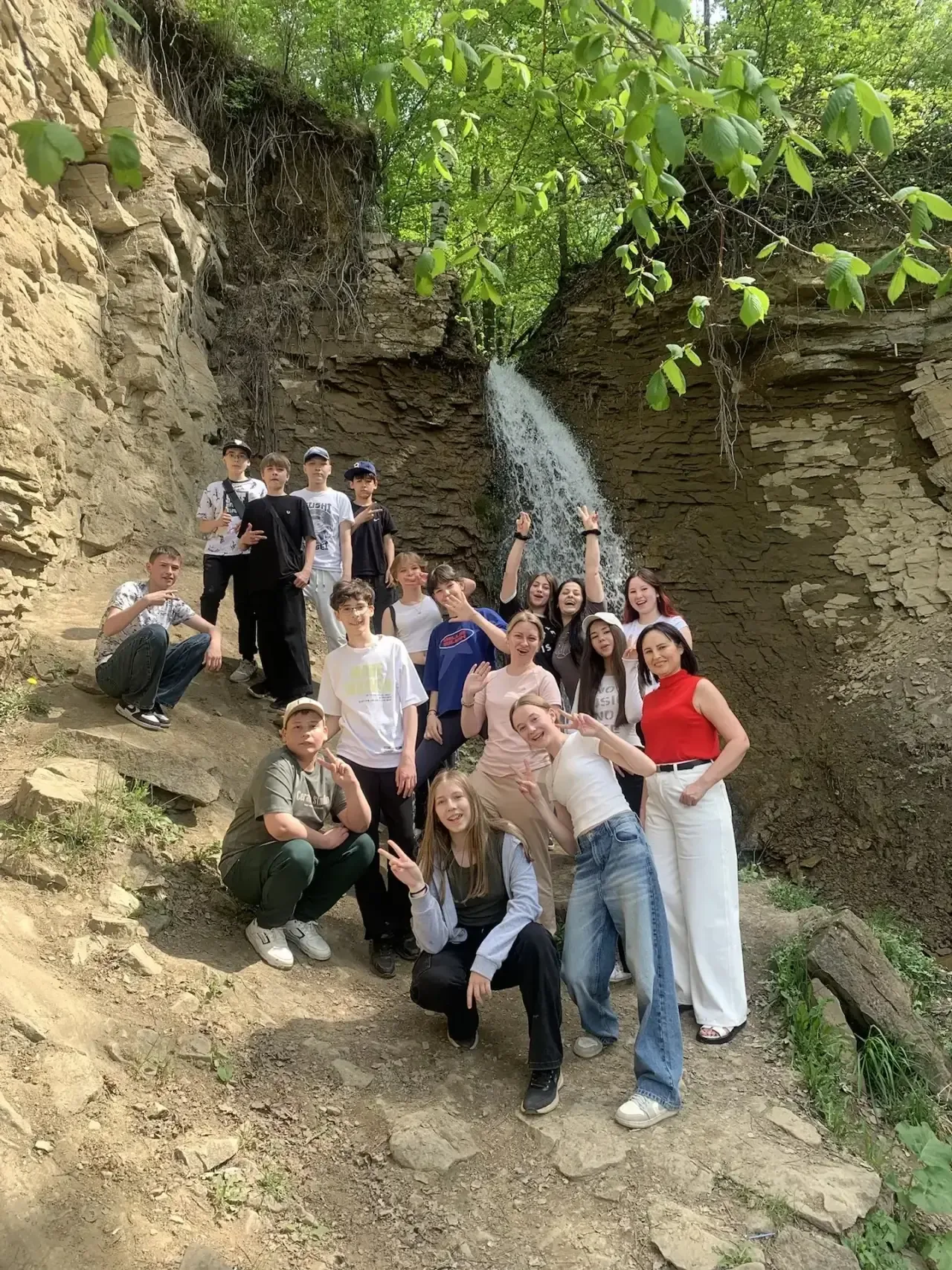 16 мая — 7Д класс прикоснулся к истории и величию природы Башкортостана 🏞️✨  7Д отправился в путешес