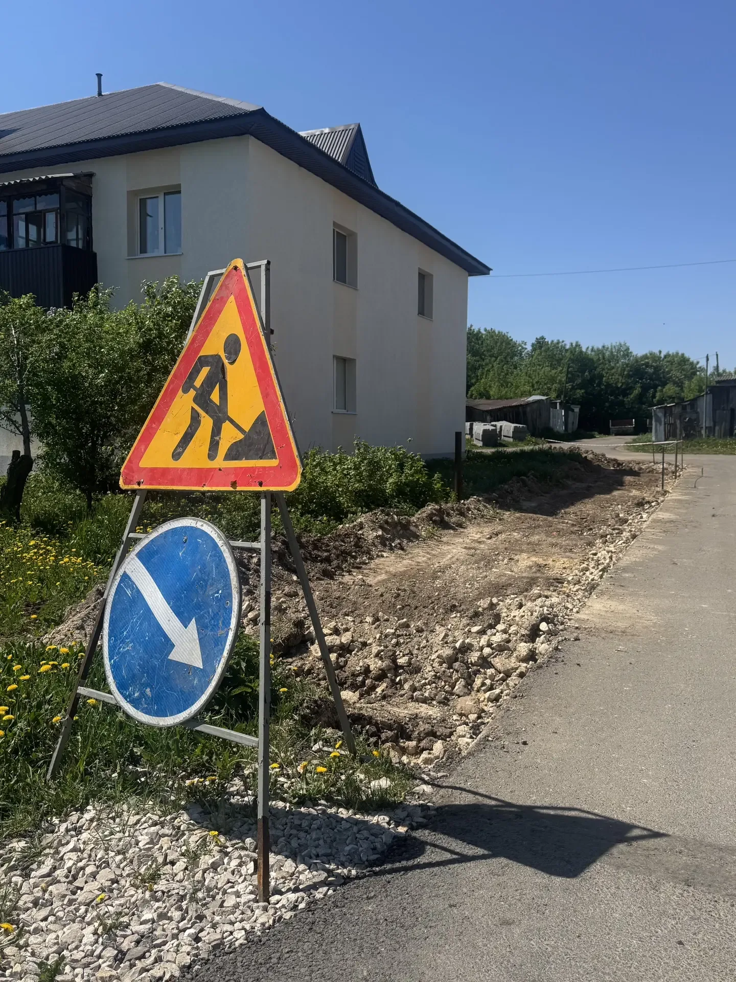 🚜 Работы стартовали в посёлке Совхоза им. 25 Октября  В рамках программы «Наш двор» началось благоус