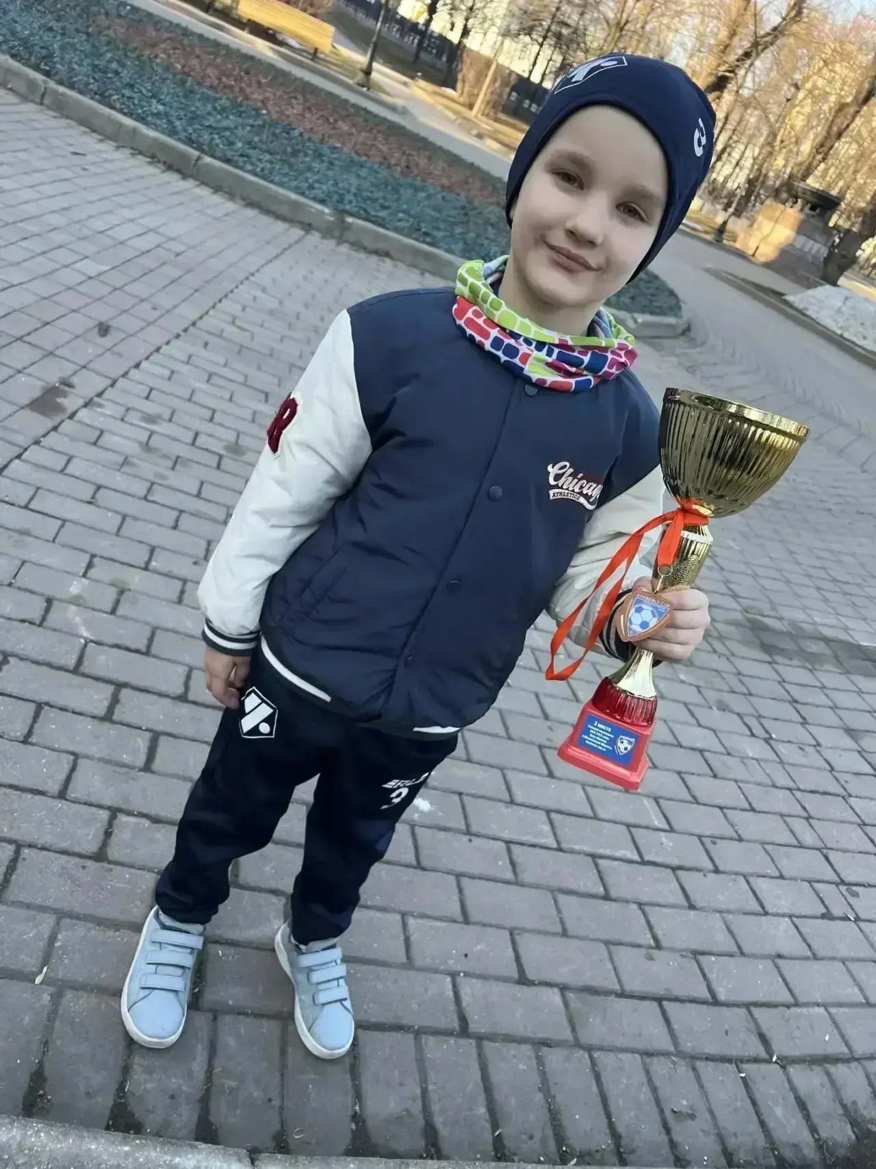 Мы верим твёрдо в героев спорта. Нам победа, как воздух, нужна… Мы хотим всем рекордам Наши звонкие 