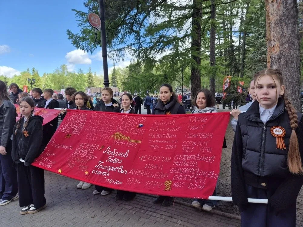 9 мая в Парке Победы, по давней традиции, обучающиеся школ Орджоникидзевского района приняли участие