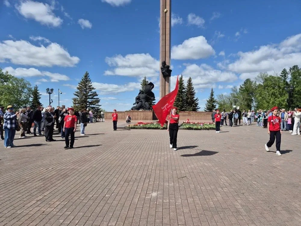 9 мая в Парке Победы, по давней традиции, обучающиеся школ Орджоникидзевского района приняли участие