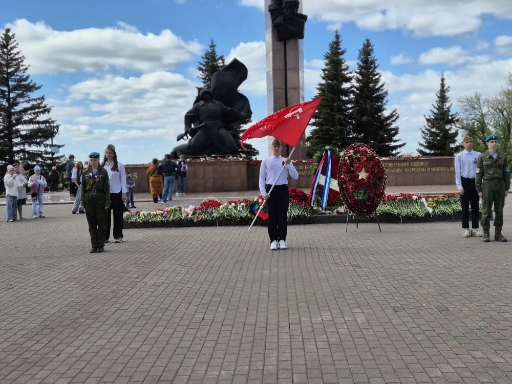 9 мая в Парке Победы, по давней традиции, обучающиеся школ Орджоникидзевского района приняли участие