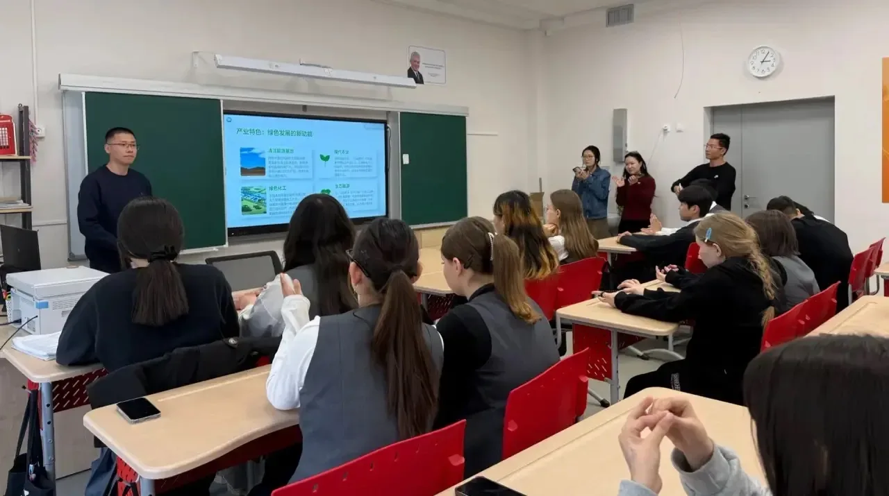 Урок китайского языка с носителями🪭  «Открой дверь в Китай: первый шаг к успеху»  ☀️12 мая в МОБУ СО