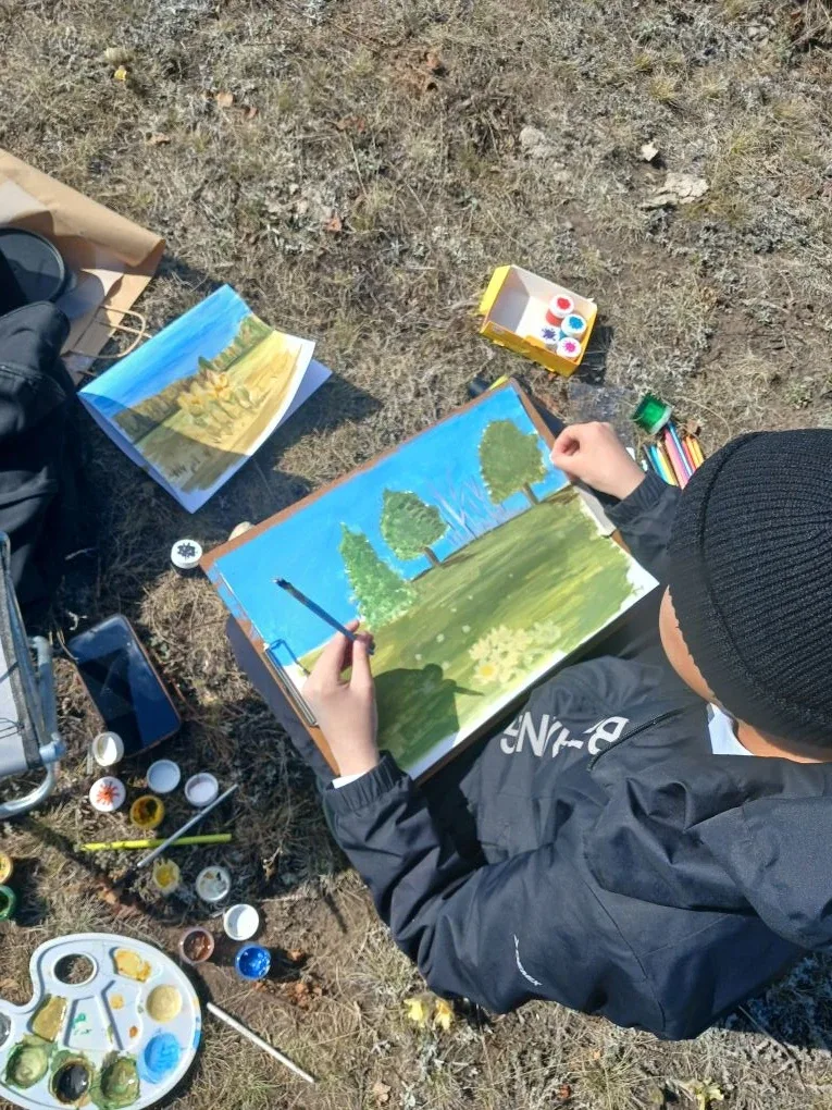 🎨 Пленэр юных художников: вдохновение природой!  18 мая, наши юные таланты с 2 по 8 классы отправили
