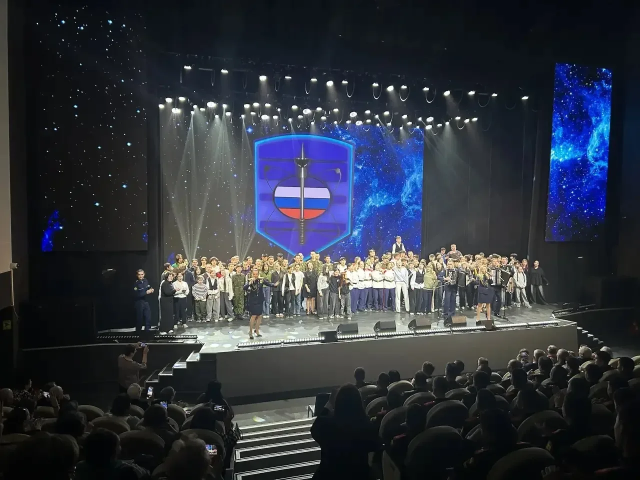 🎶 Музыкальный заряд от армии: ученики 7-х классов на концерте ансамбля ВКС🎼  🎷Учащиеся 7 «А» и 7 «В»