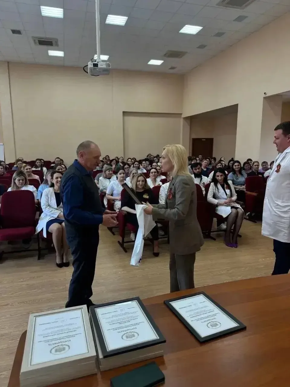 🎖️В Ставропольском краевом клиническом многопрофильном центре прошло торжественное награждение сотру