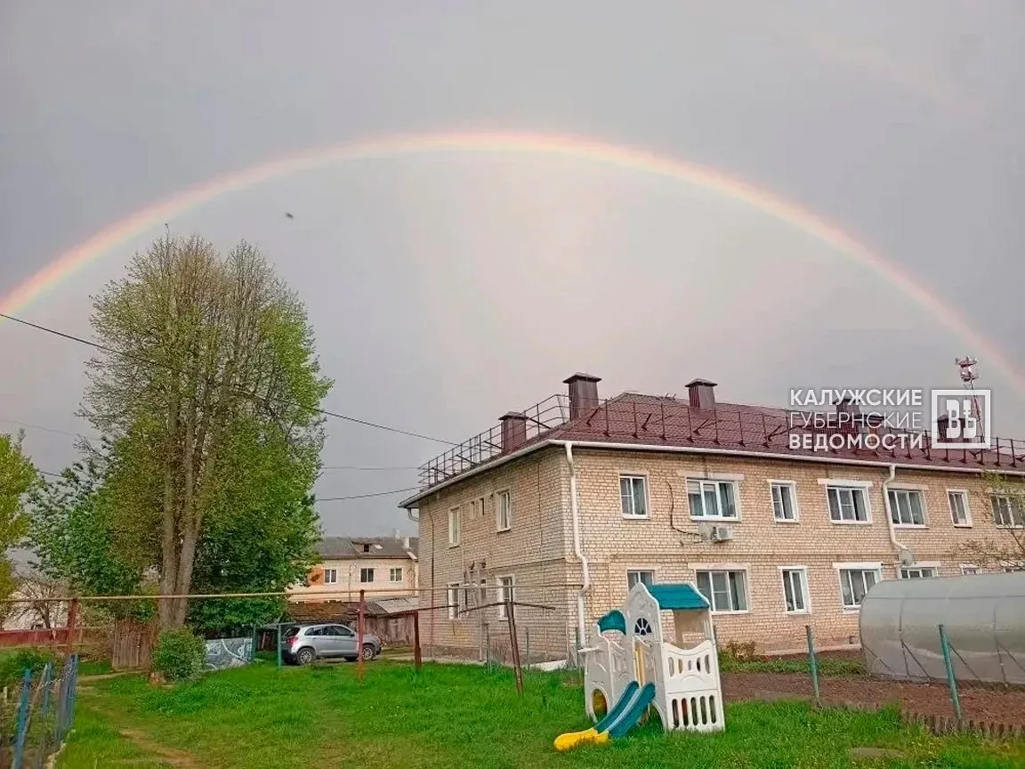 #фотодня: Радуга над Юхновым и соседними деревнями  📸 Татьяна Кондратьева