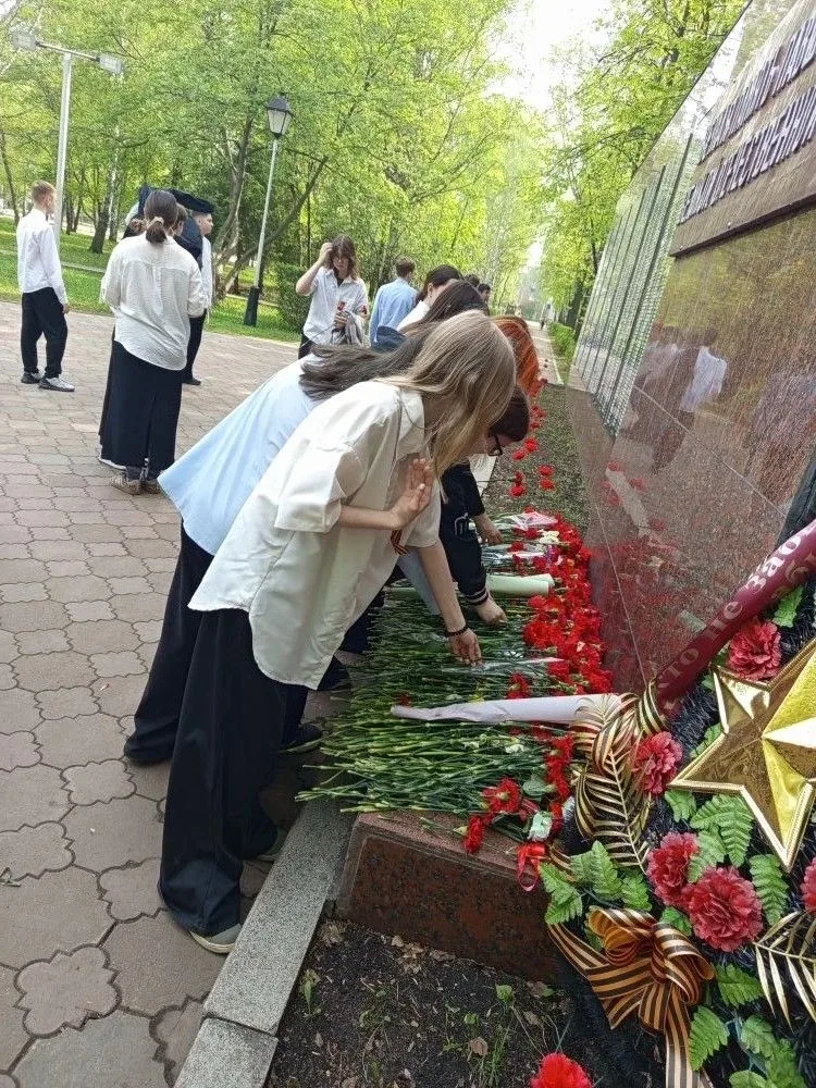 🌹 Сегодня наши школьники приняли участие в важном мероприятии — они возложили цветы к Вечному огню и