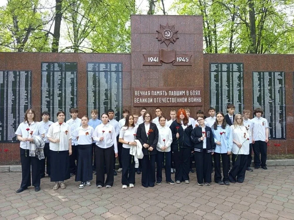 🌹 Сегодня наши школьники приняли участие в важном мероприятии — они возложили цветы к Вечному огню и