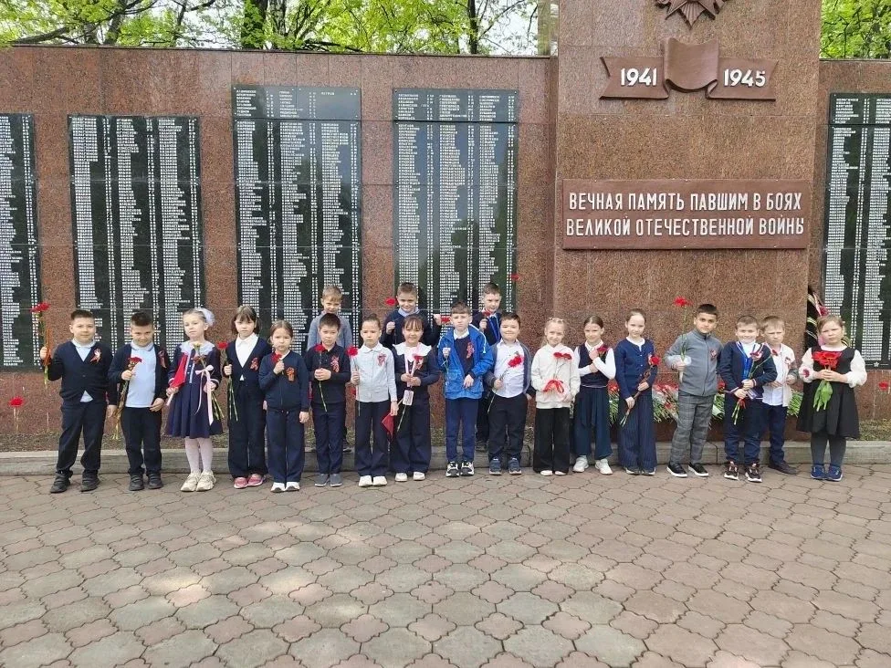 🌹 Сегодня наши школьники приняли участие в важном мероприятии — они возложили цветы к Вечному огню и