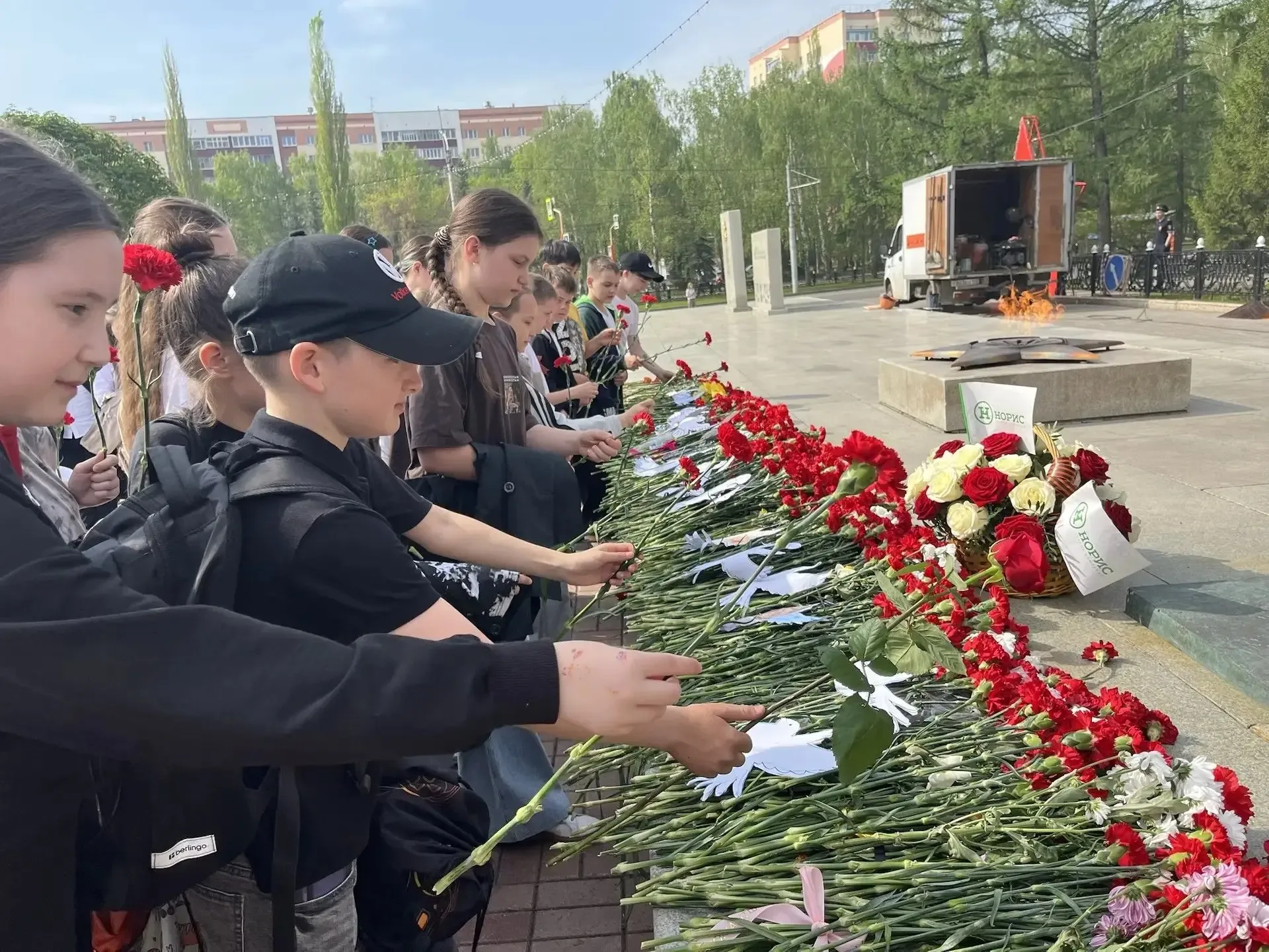 🌹 Сегодня наши школьники приняли участие в важном мероприятии — они возложили цветы к Вечному огню и