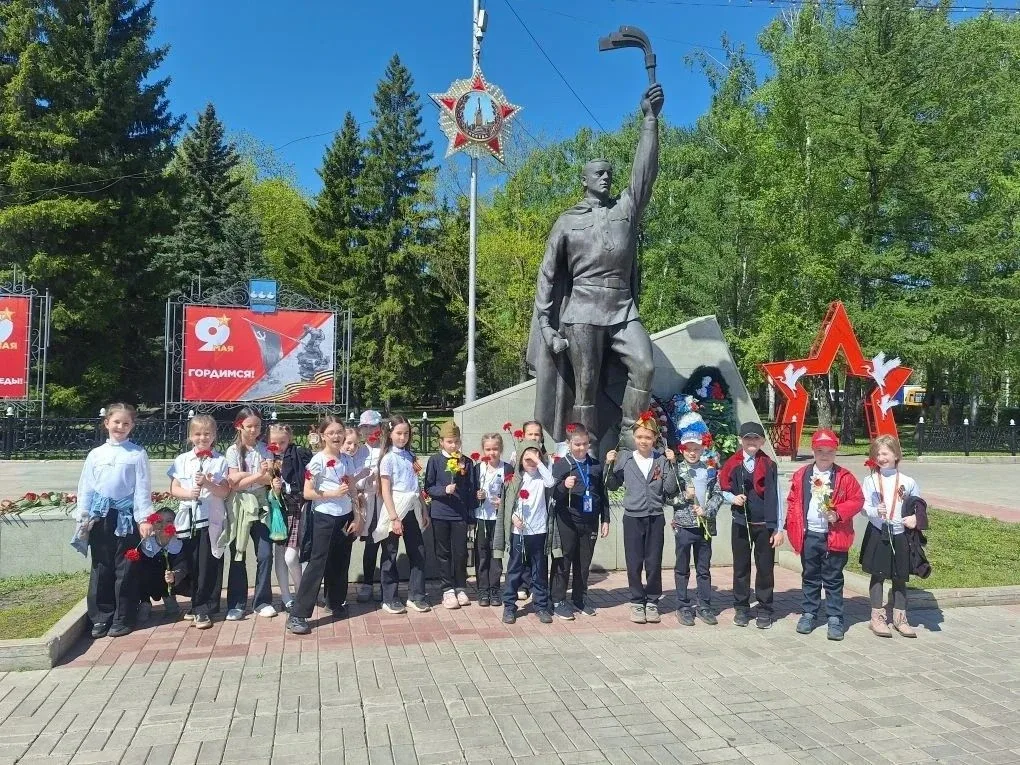 🌹 Сегодня наши школьники приняли участие в важном мероприятии — они возложили цветы к Вечному огню и