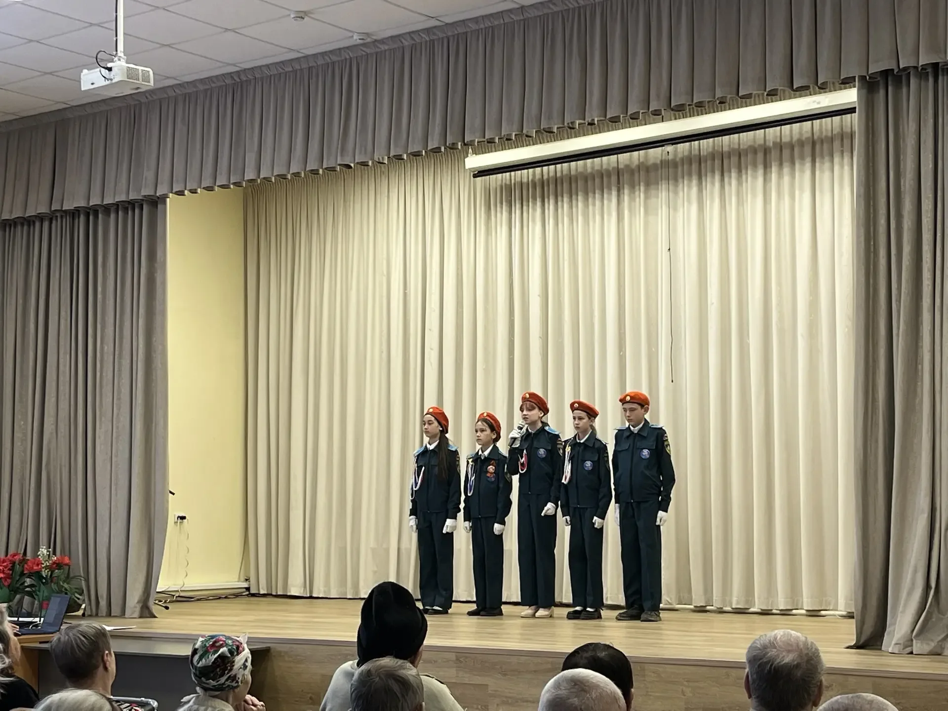 Помним и чтим: кадеты и обучающиеся МАОУ ЦО № 69 подарили концерт подопечным геронтологического цент