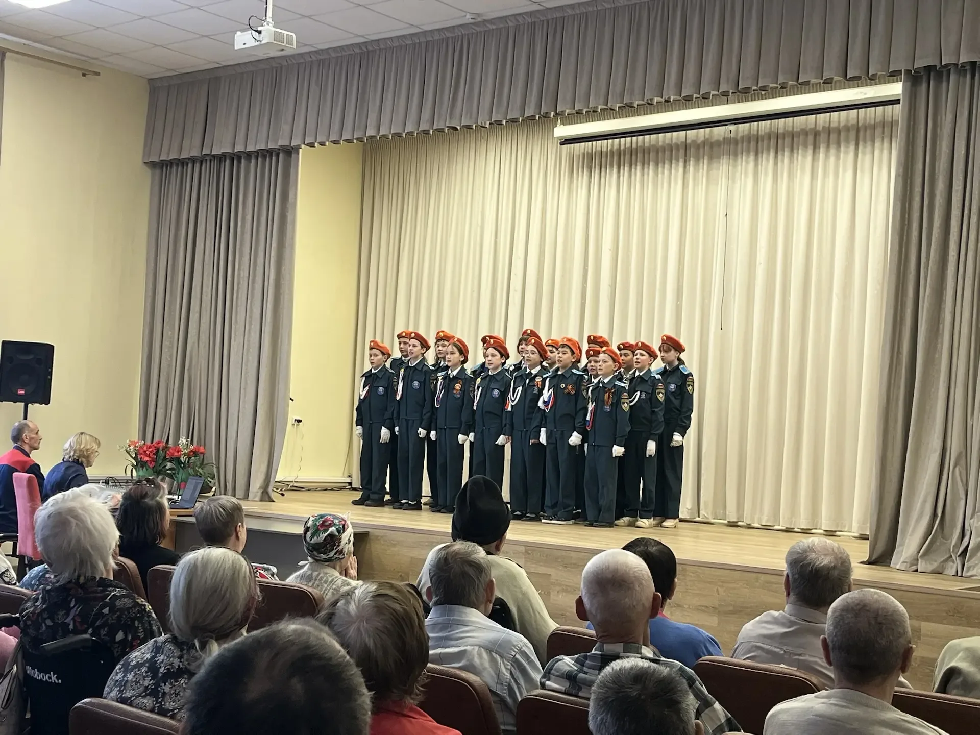 Помним и чтим: кадеты и обучающиеся МАОУ ЦО № 69 подарили концерт подопечным геронтологического цент