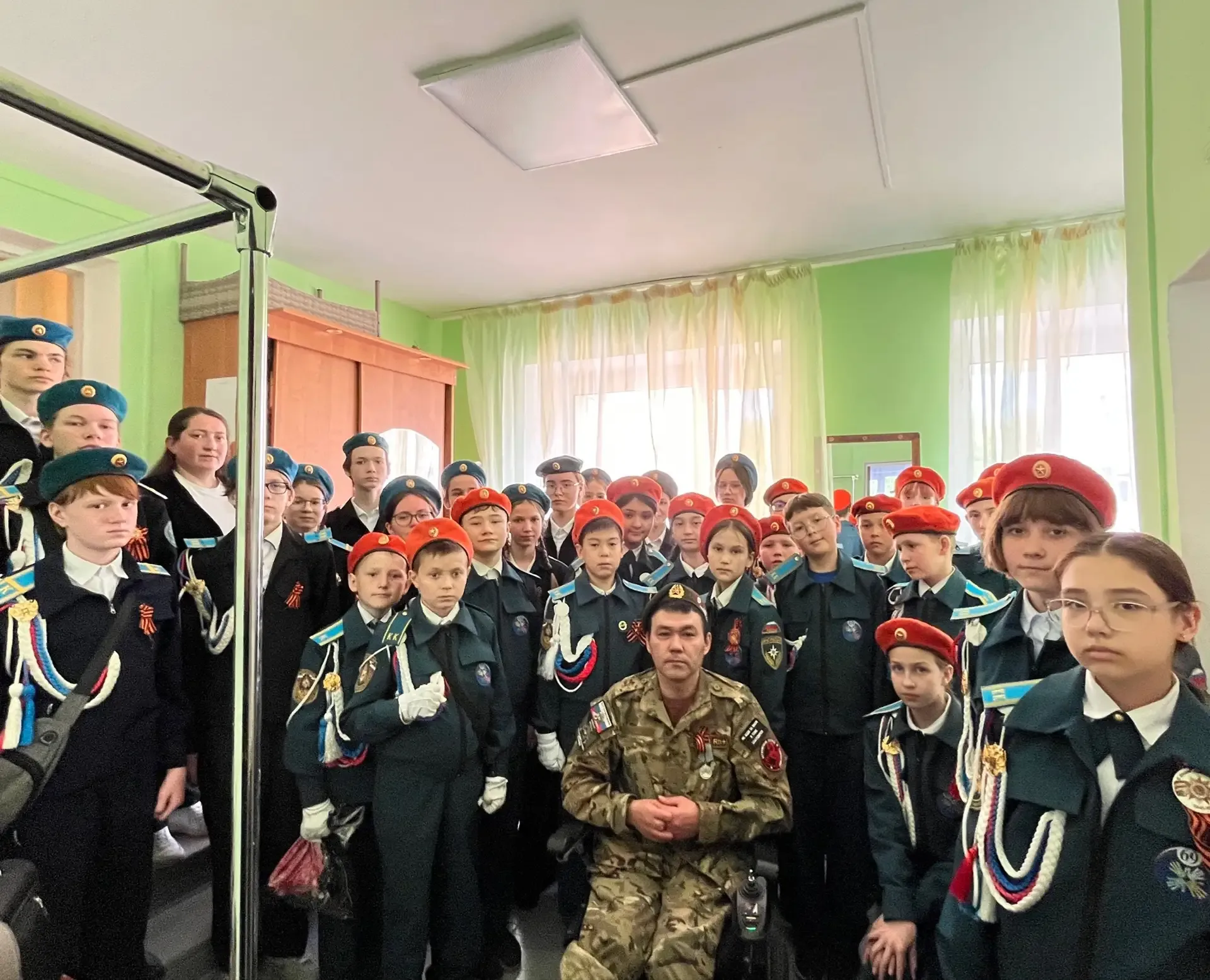 Помним и чтим: кадеты и обучающиеся МАОУ ЦО № 69 подарили концерт подопечным геронтологического цент
