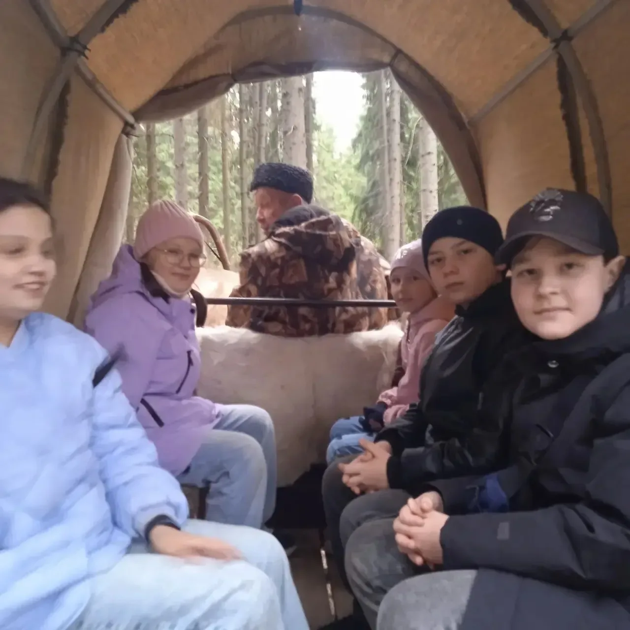 С 30 апреля по 3 мая  учащиеся 3 в, 4б и 4 г классов совершили "Путешествие в город детства-Киров". 