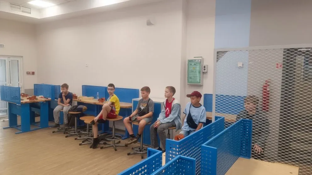 16.05.2026 на площадке гимназии прошёл мастер-класс «Моделист-Конструктор» от учителя информатики Ко