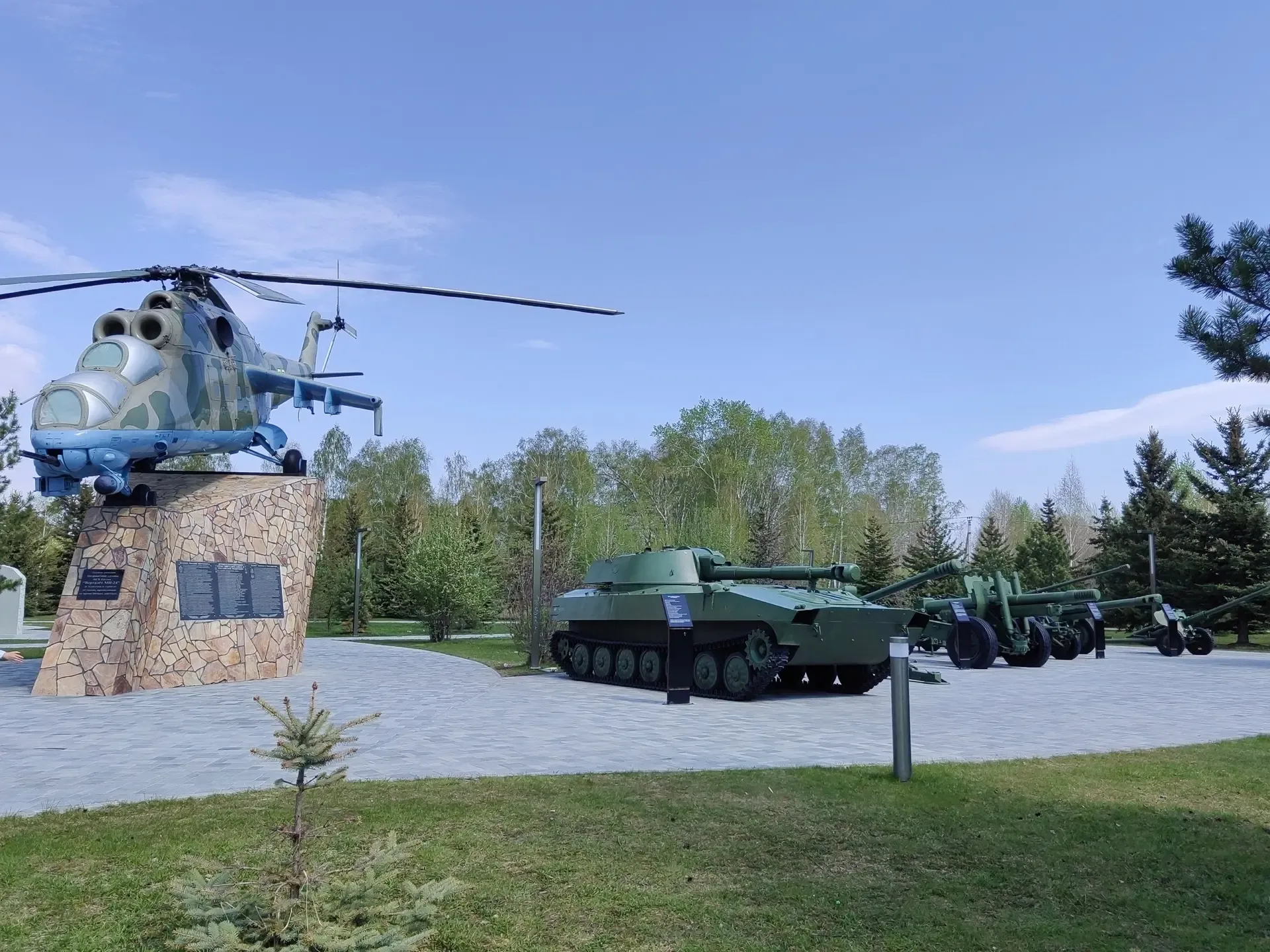 День Победы - великий праздник для каждого человека в России 🇷🇺 Традиционно в городах проходит много