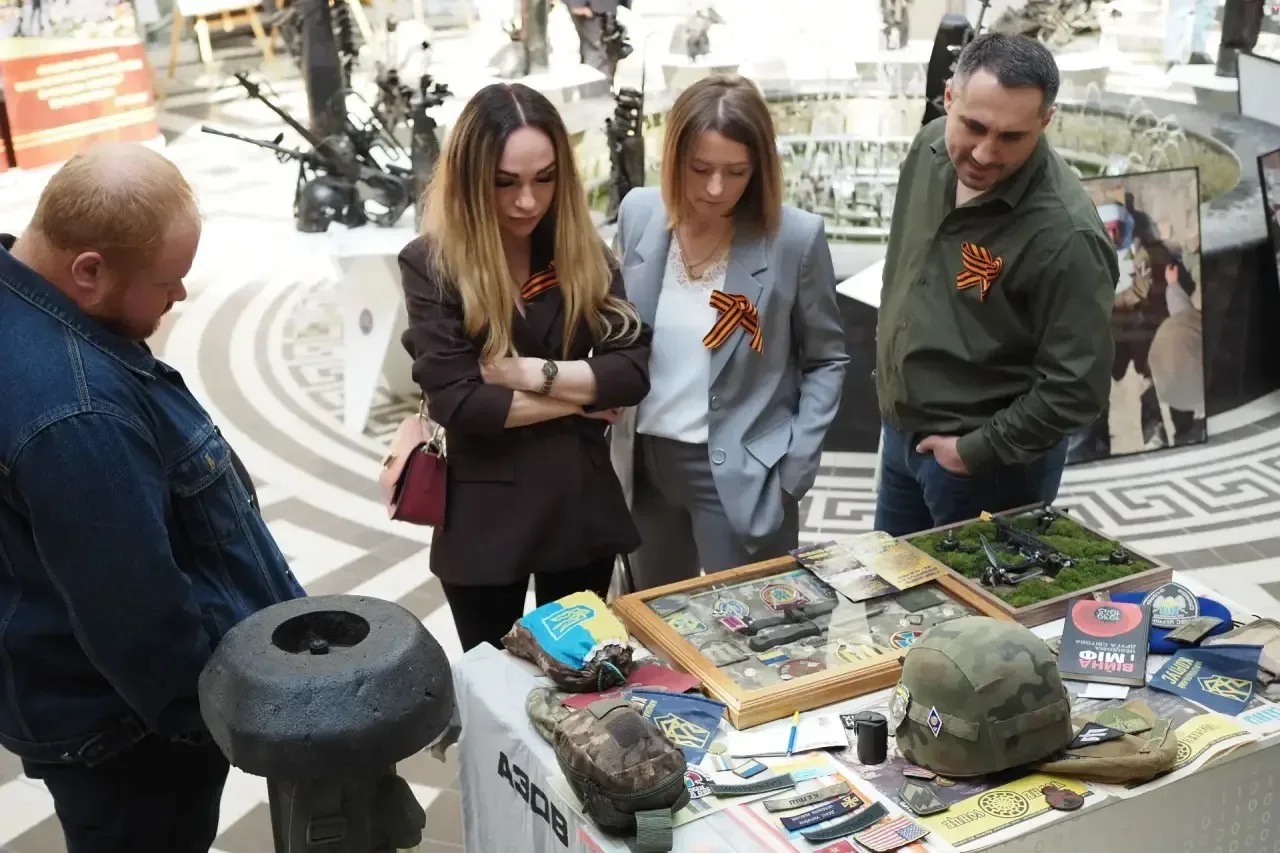 ⭐️ Молодые специалисты центрального аппарата ППК «Роскадастр» приняли участие в открытии выставки Ро