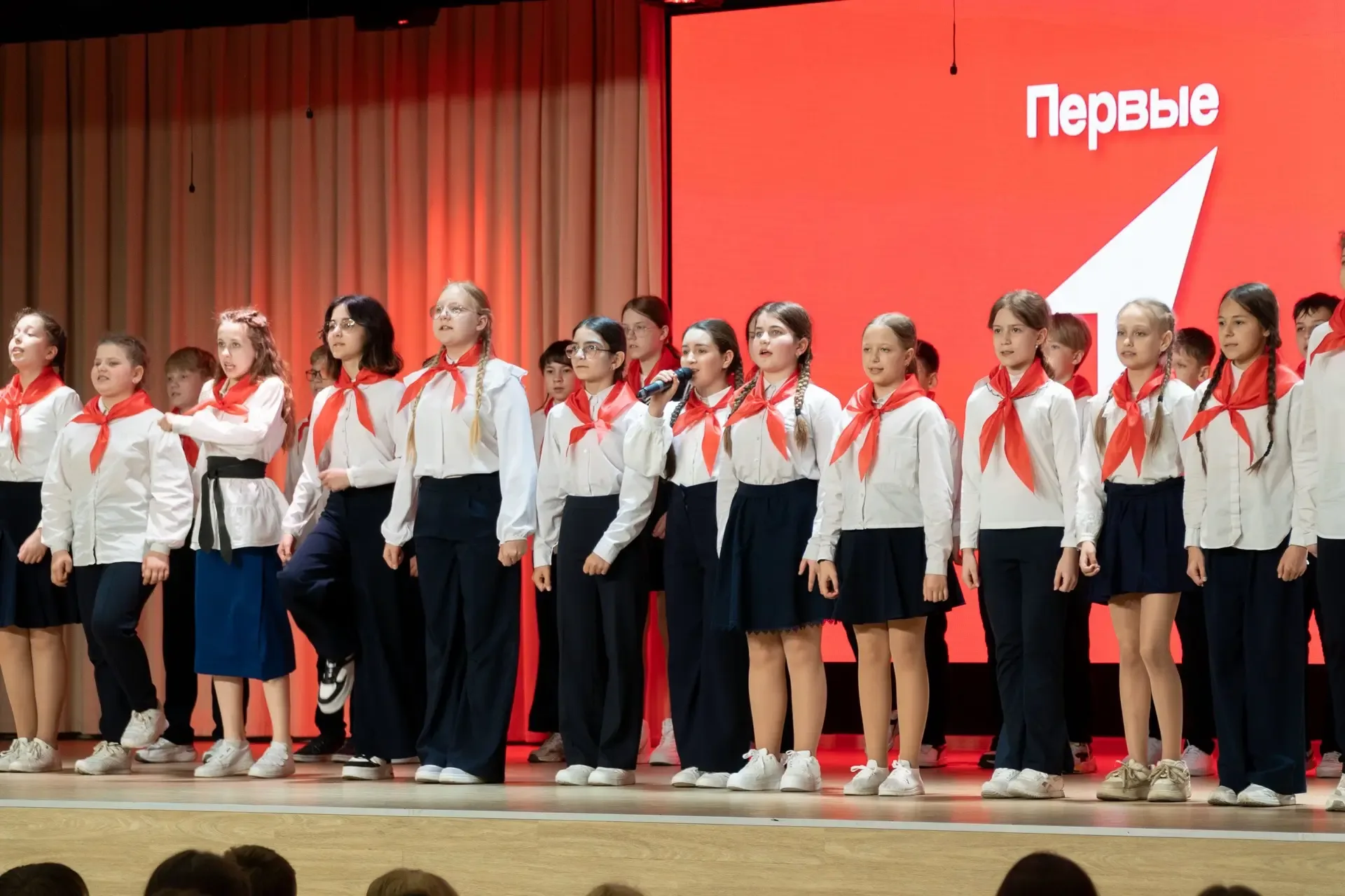 В концертном зале школы на Глеба Успенского прошла Большая ученическая конференция 2026 — яркое собы