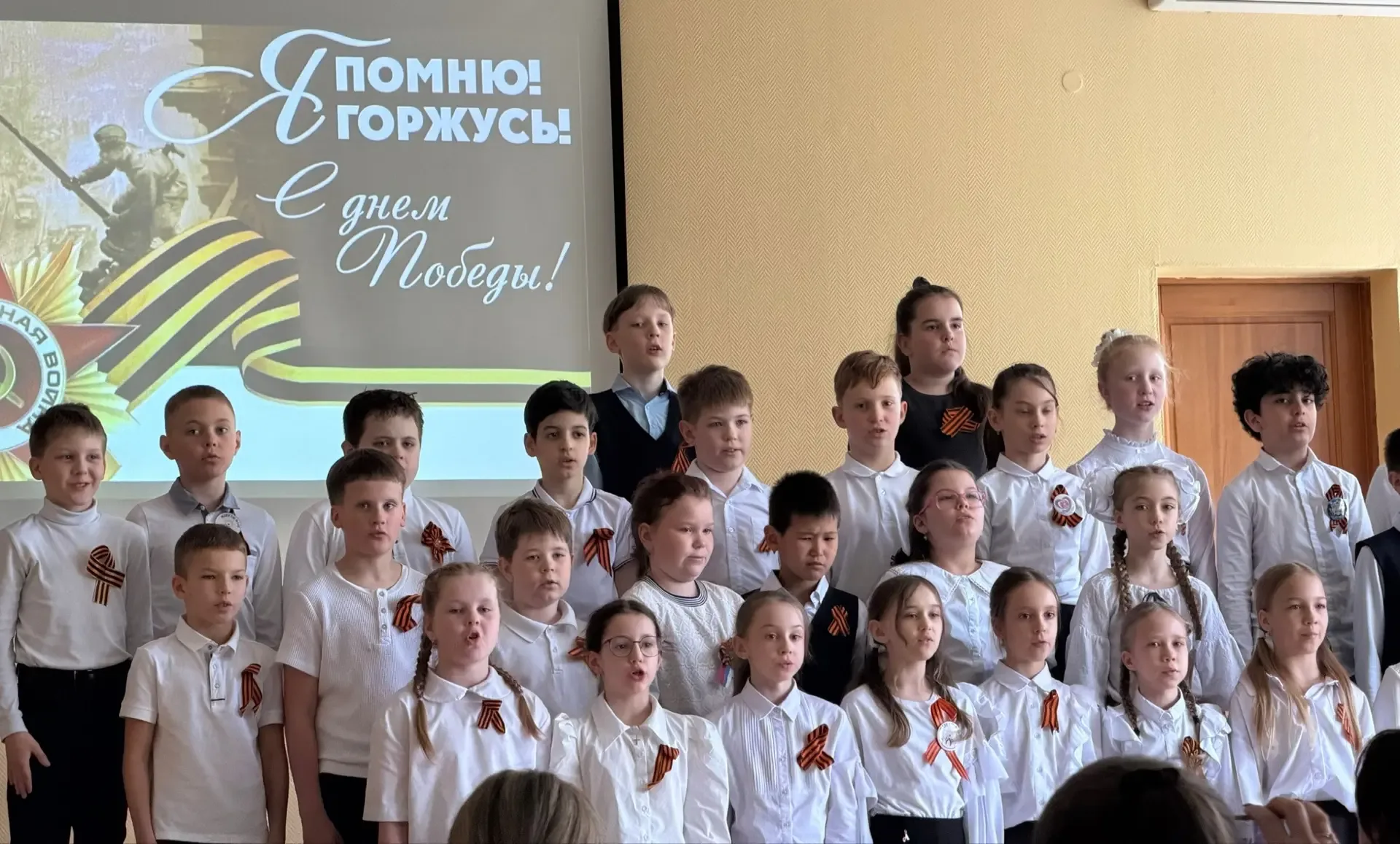 Вчера в нашей школе состоялся праздничный концерт, посвящённый Дню Победы 🇷🇺  Обучающиеся подготовил
