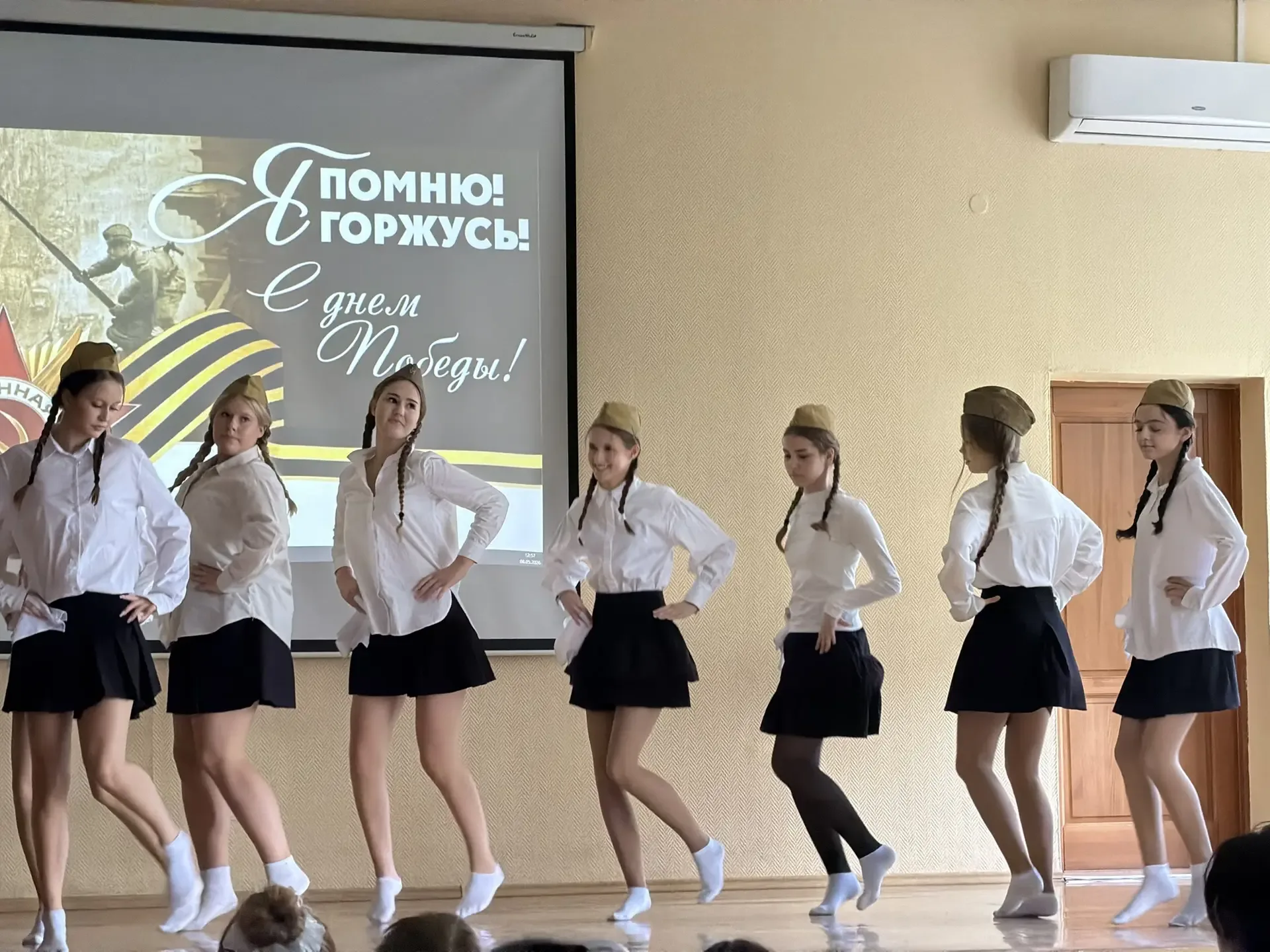 Вчера в нашей школе состоялся праздничный концерт, посвящённый Дню Победы 🇷🇺  Обучающиеся подготовил