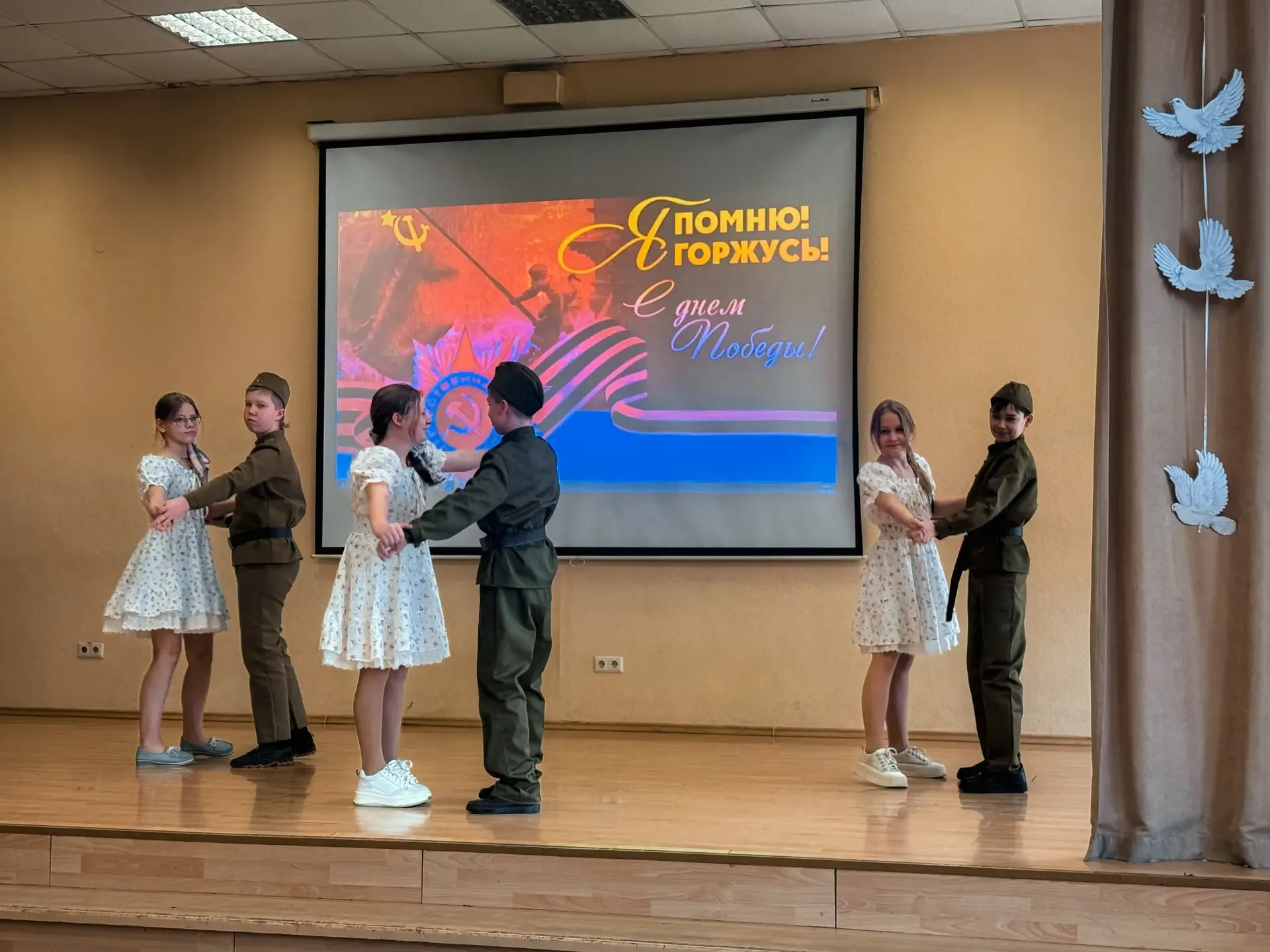 Поём вместе — в память о Победе!  Ученики 5-6 классов подготовили творческие номера по мотивам извес