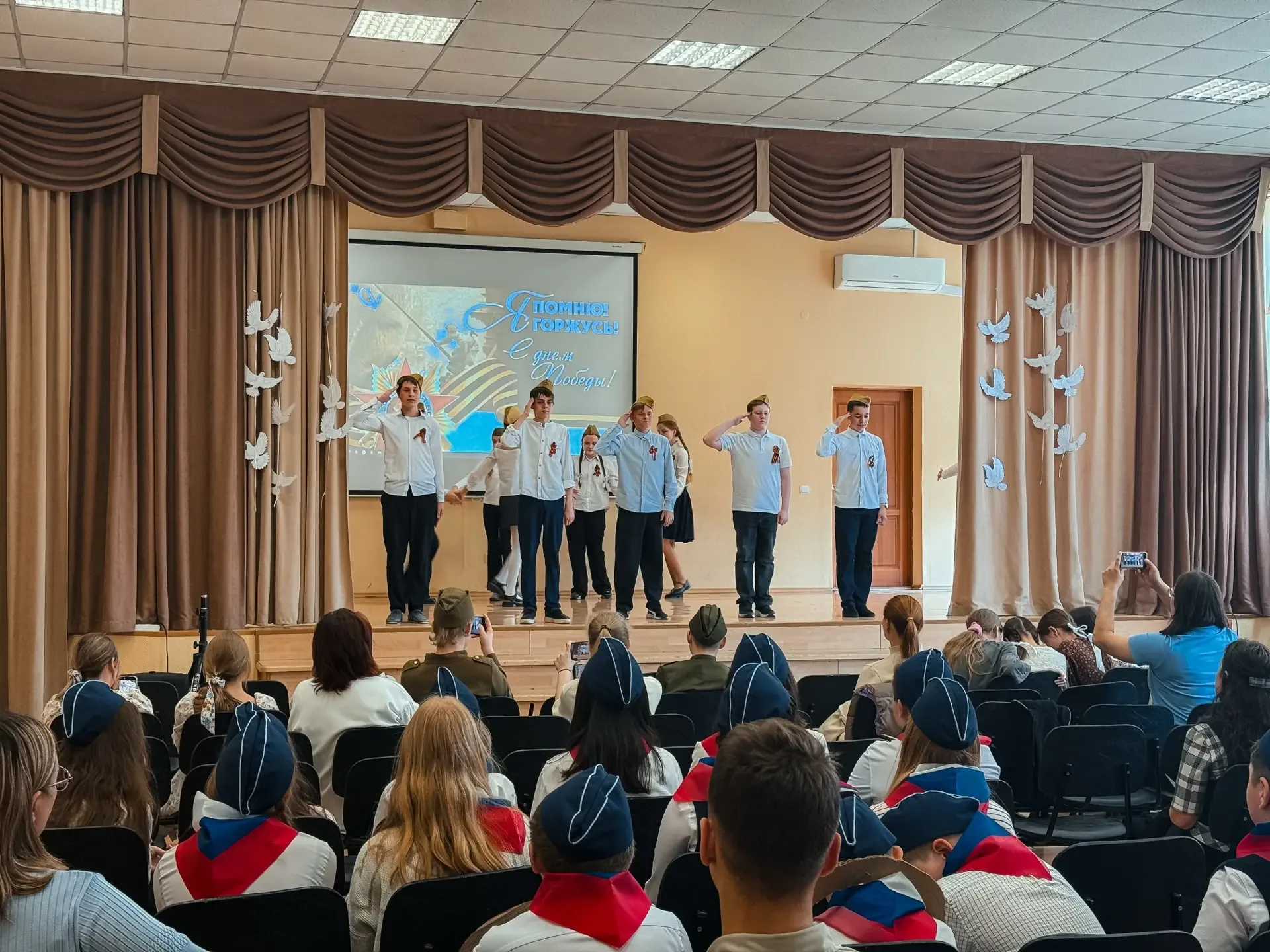Поём вместе — в память о Победе!  Ученики 5-6 классов подготовили творческие номера по мотивам извес