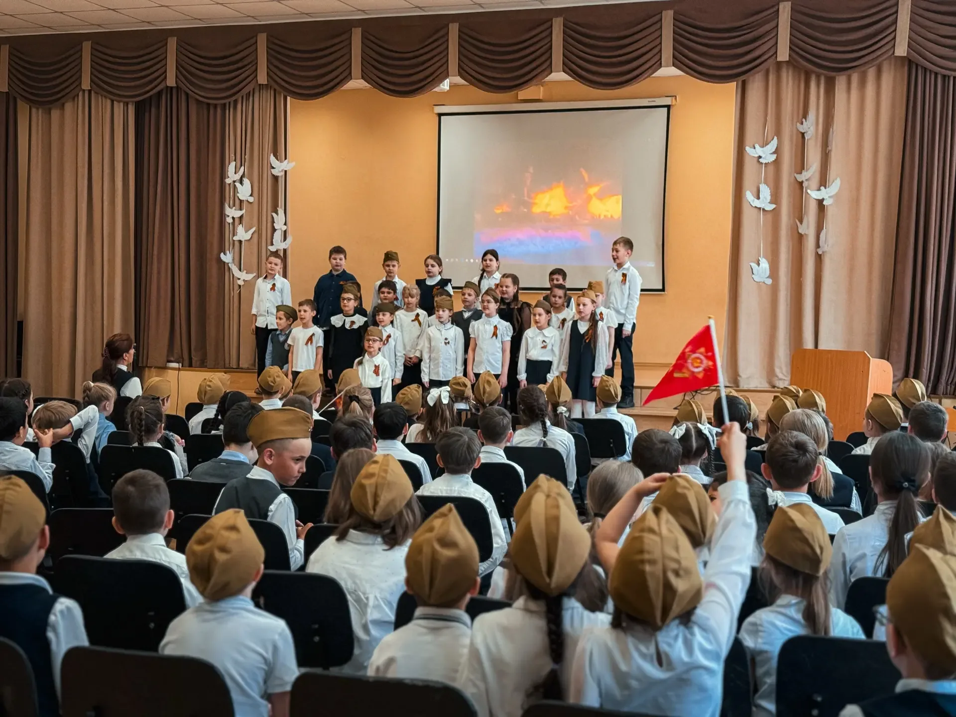 Ежегодный фестиваль «Песни военных лет» среди 1-4 классов в преддверии Дня Великой Победы!   Ребята 