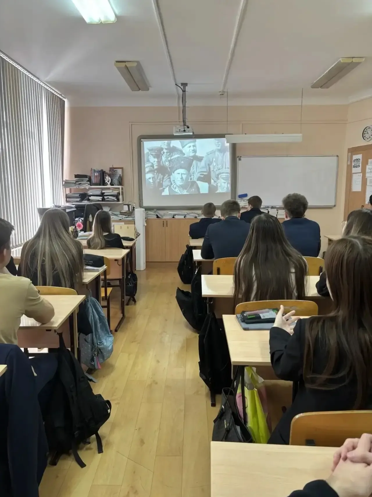 🕯️ Минута молчания в память о павших героях  8 мая в МАОУ «Гимназия № 64 имени В. В. Горбатко» прошл
