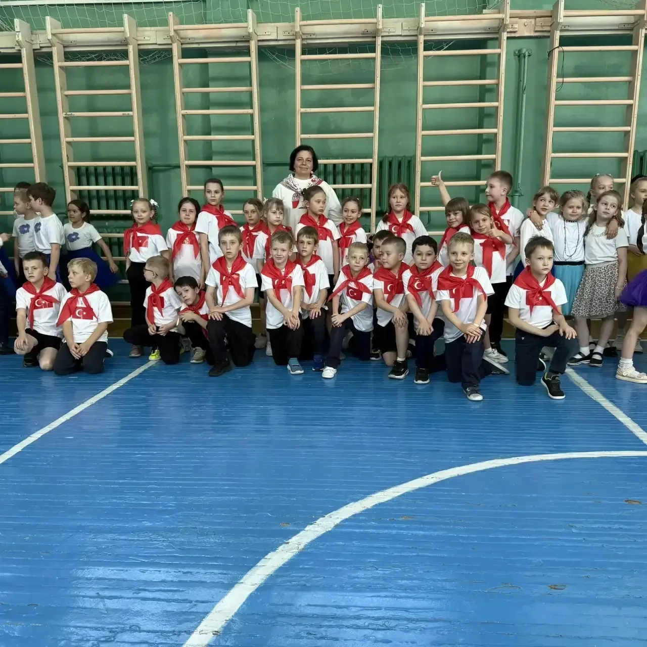 💃✨ Танцевальный марафон от Анастасии Владимировны Бабич — это было ярко! ✨🕺  В нашей начальной школе