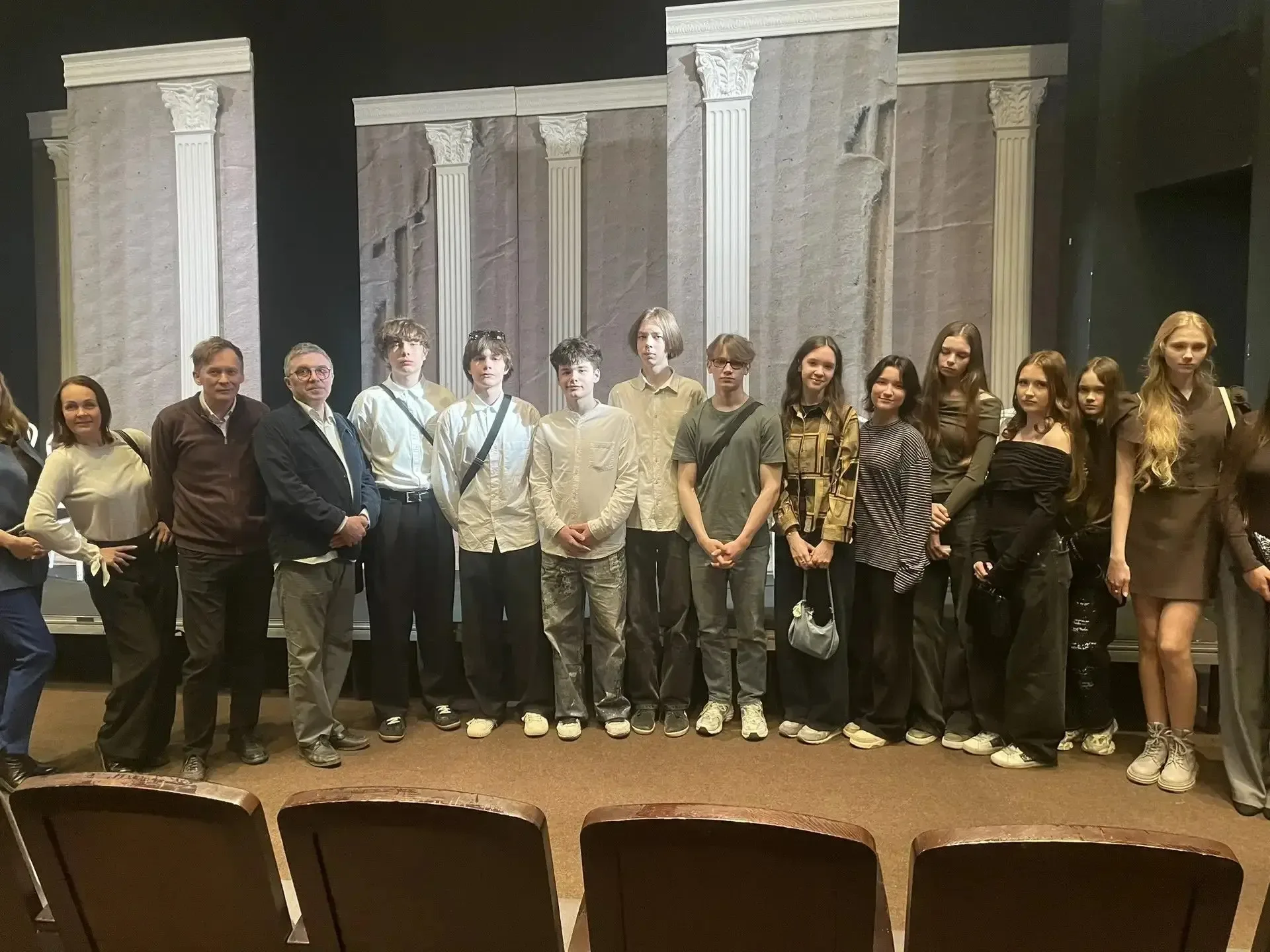 🎭✨ Театральная ассамблея — это не просто урок литературы! ✨🎭 29 апреля учащиеся 9 В класса вместе с 